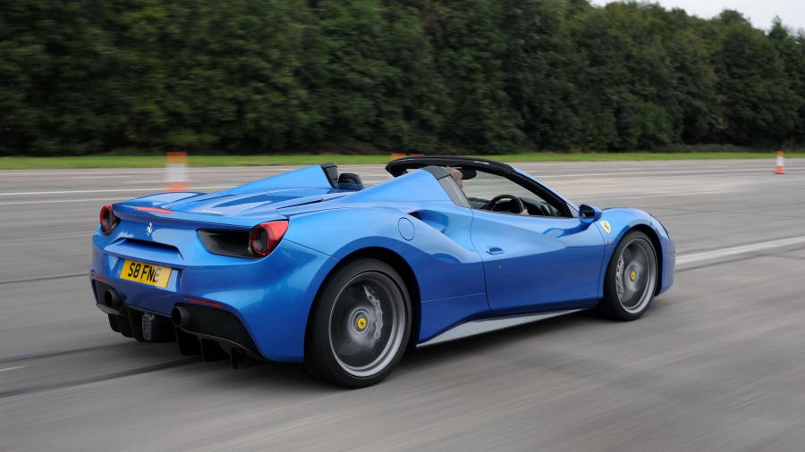  Ferrari 488 Spider 2016 года  (UK) (фото 23 из 28)